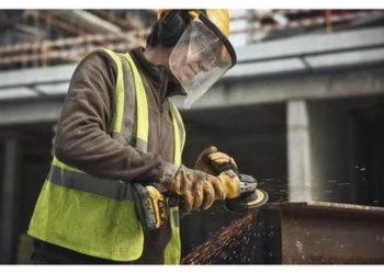 Utilisation meuleuse d'angle Dewalt | Mongrossisteauto.com