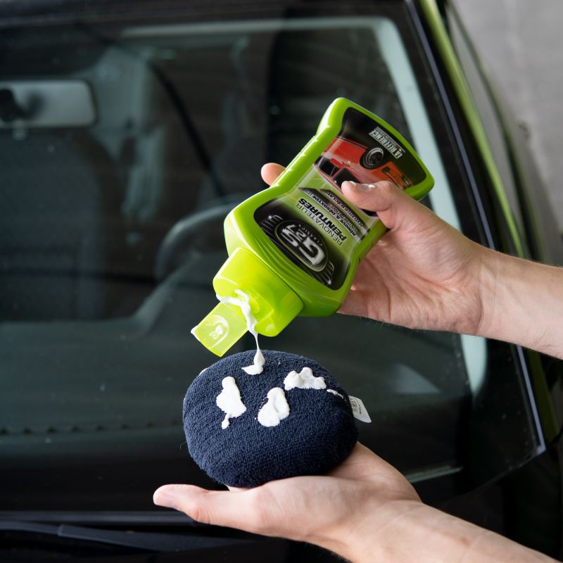 Rénovateur peinture application sur une microfibre | Mongrossisteauto.com