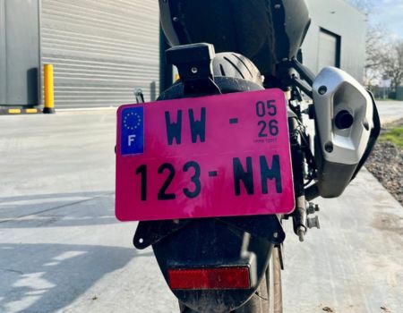 Plaque d'immatriculation rose moto