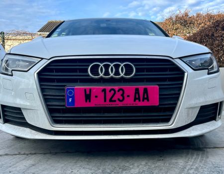 Plaque d'immatriculation rose voiture